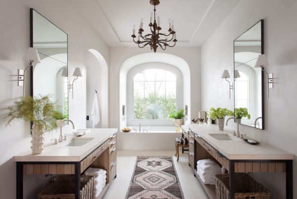 Kamar mandi dengan langit-langit tinggi dan lampu gantung mewah